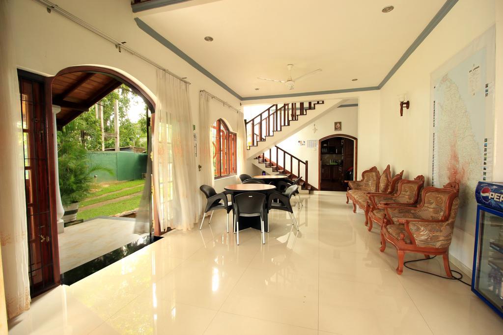 Flipflop Hostel Negombo Exterior photo