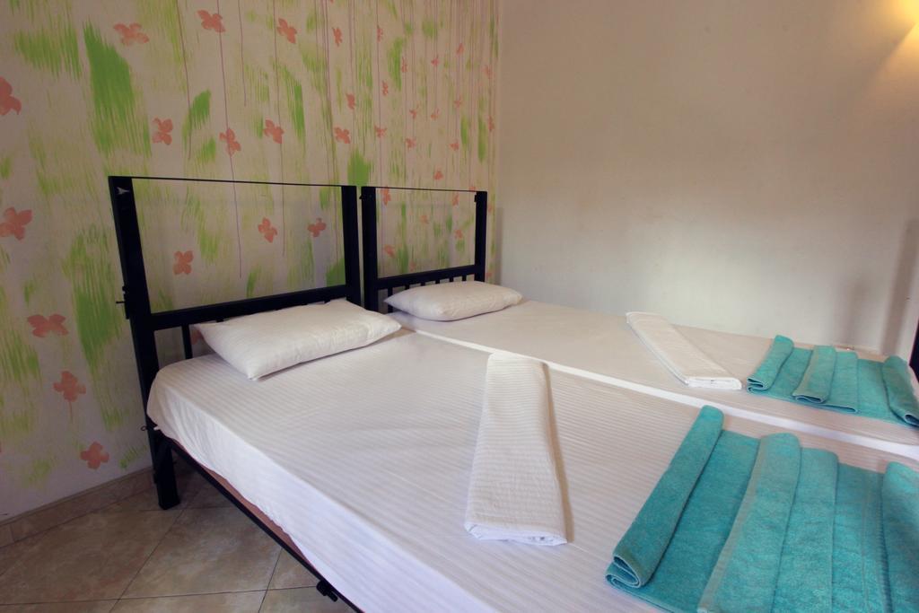 Flipflop Hostel Negombo Exterior photo