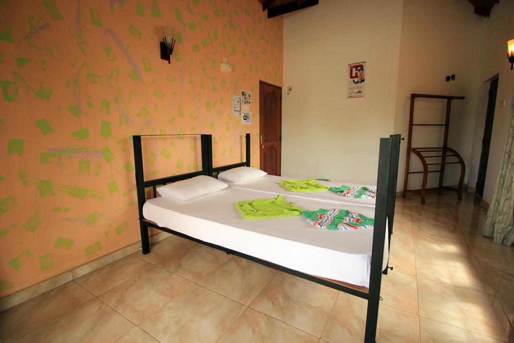 Flipflop Hostel Negombo Exterior photo