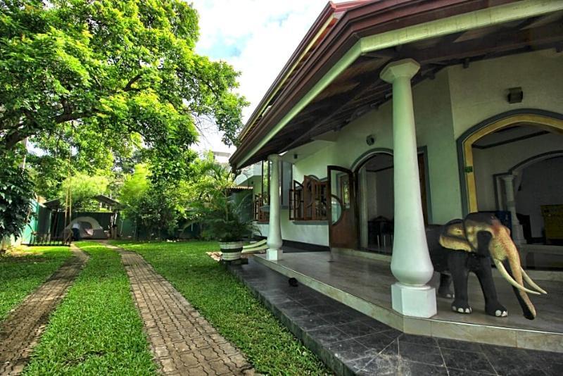 Flipflop Hostel Negombo Exterior photo