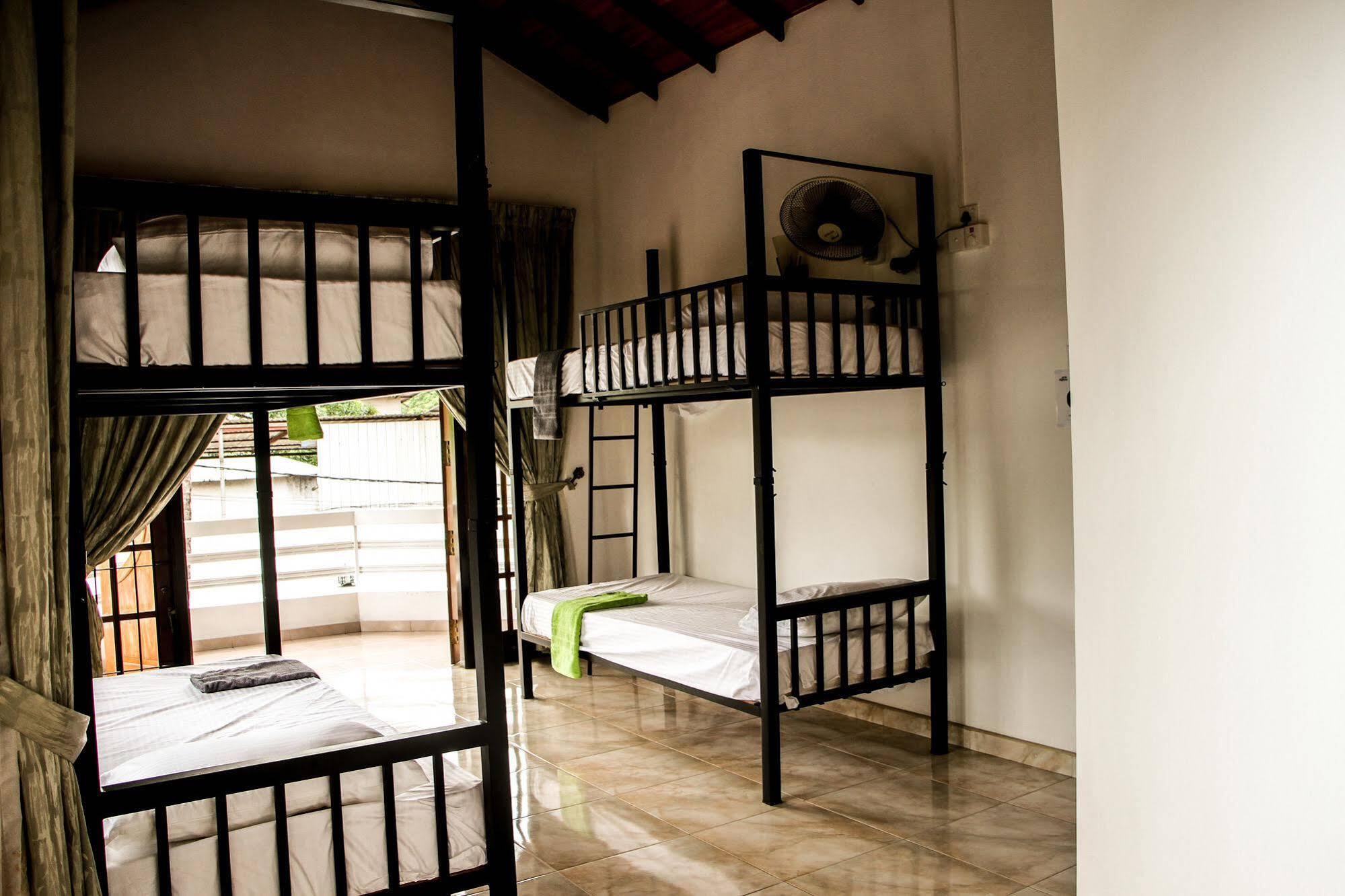 Flipflop Hostel Negombo Exterior photo