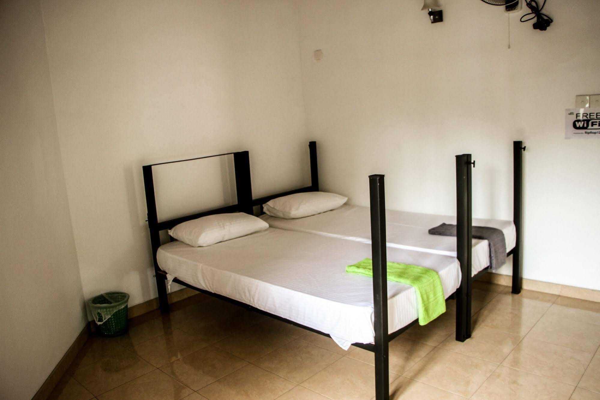 Flipflop Hostel Negombo Exterior photo