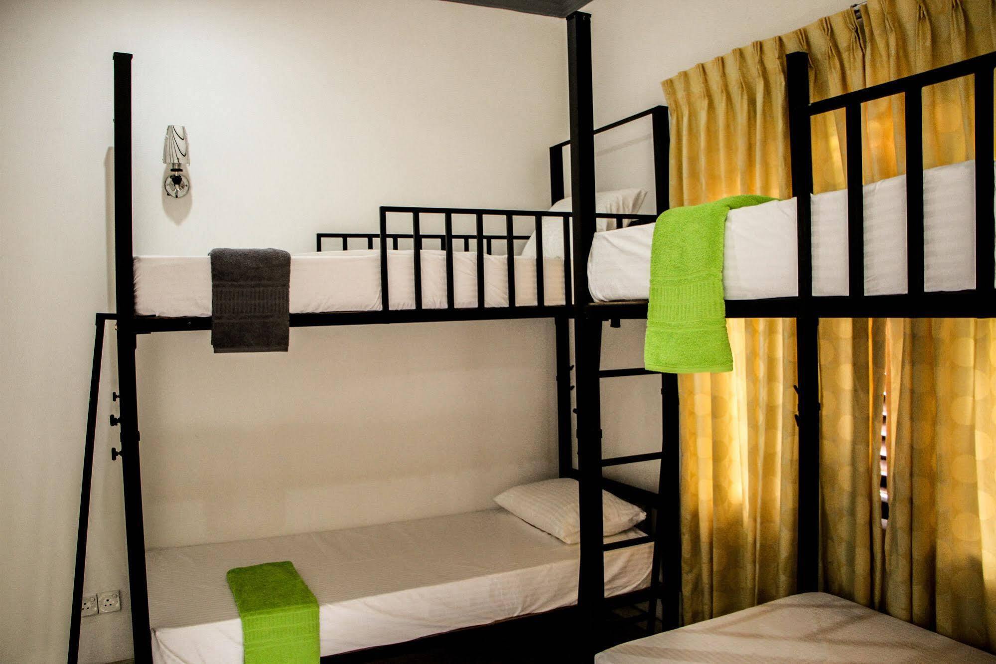 Flipflop Hostel Negombo Exterior photo