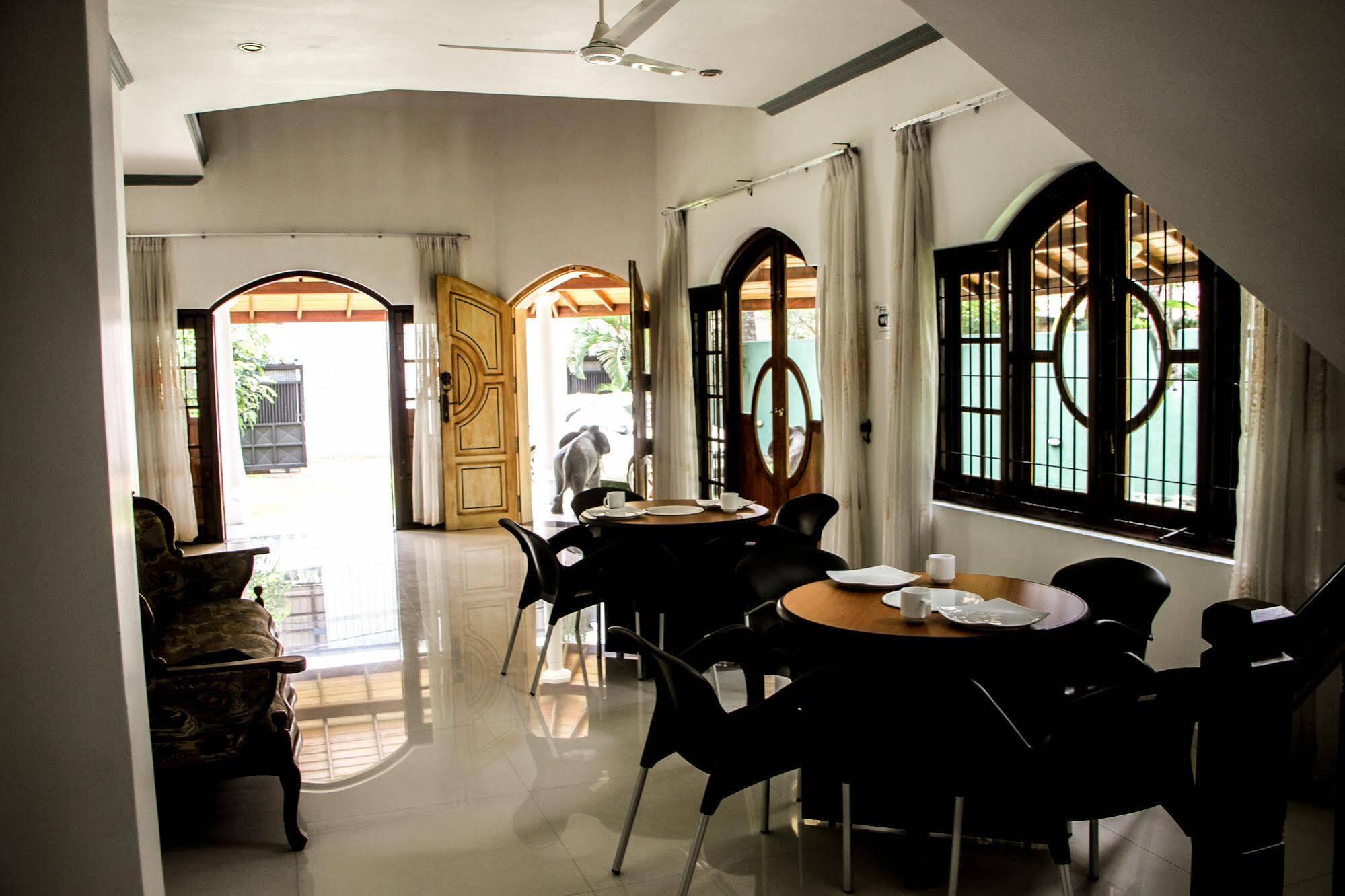 Flipflop Hostel Negombo Exterior photo