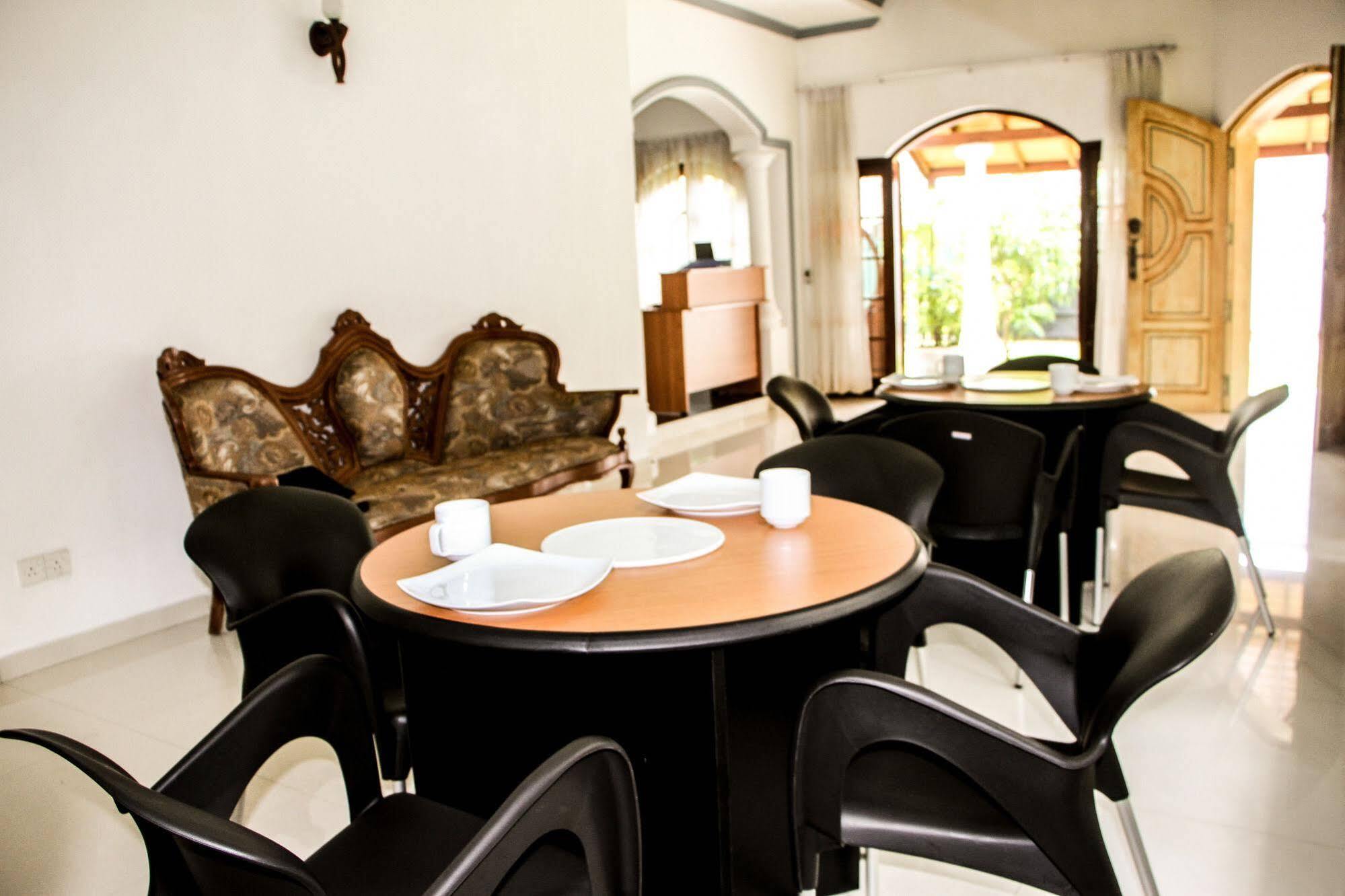 Flipflop Hostel Negombo Exterior photo